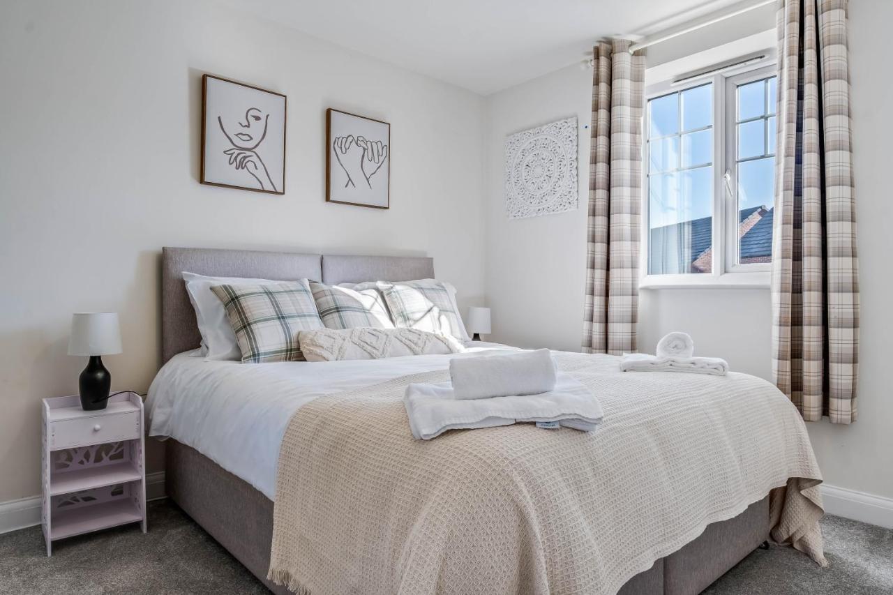 Beautiful And Comfortable Home Away From Home With Free Parking, Fast Wifi And White Crisp Hotel Standard Linen Hosted By Our Home Short Stays Northampton Exterior foto