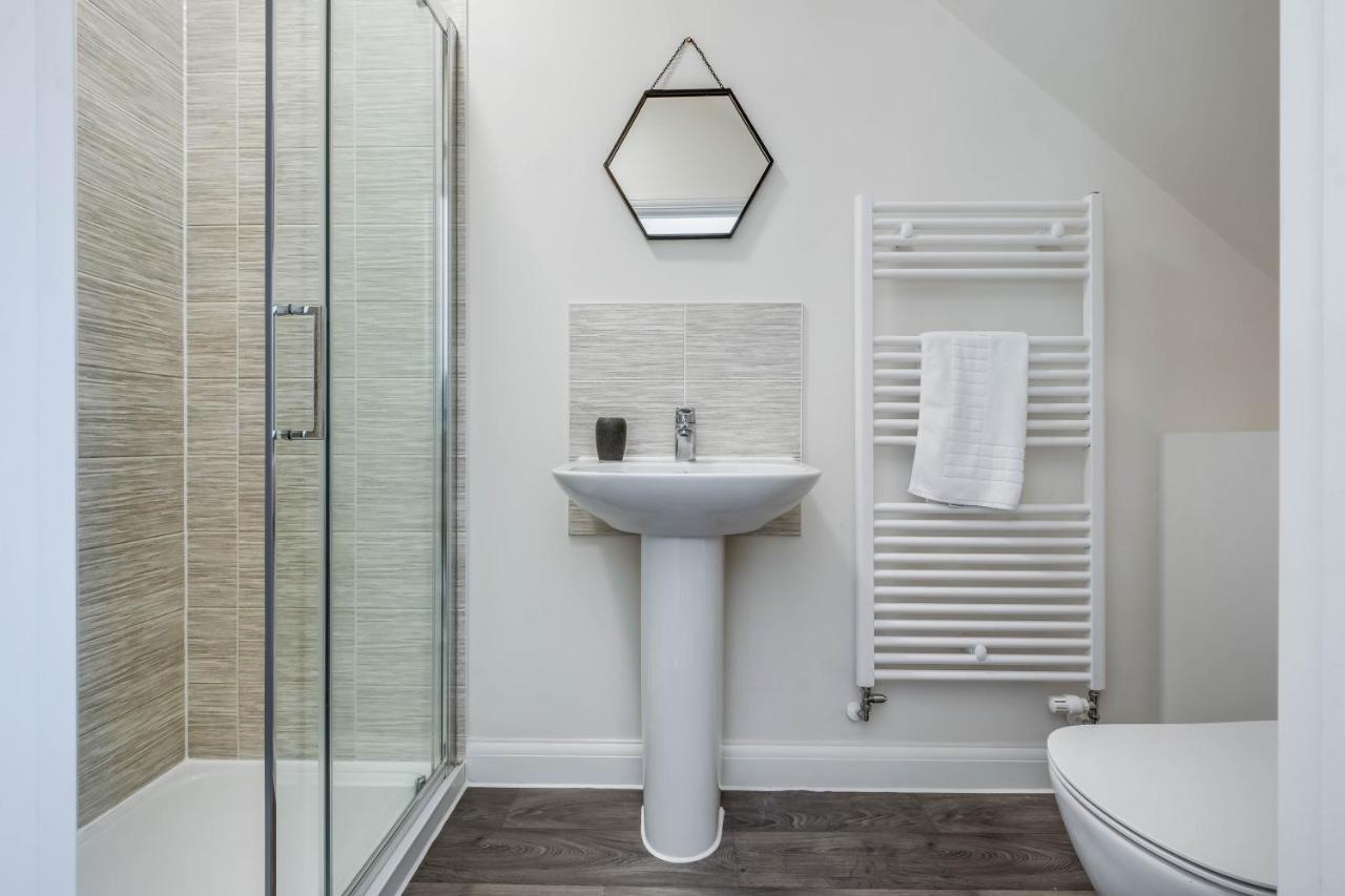 Beautiful And Comfortable Home Away From Home With Free Parking, Fast Wifi And White Crisp Hotel Standard Linen Hosted By Our Home Short Stays Northampton Exterior foto